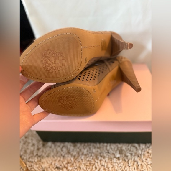 BRAND NEW Vince Camuto Allistan Cutout Peep-Toe Bootie - Picture 7 of 9